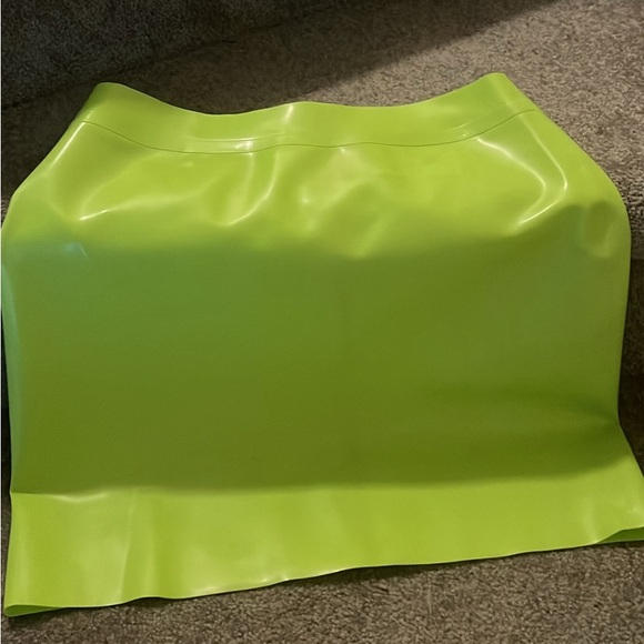 Versace lime latex mini skirt BNWT - Picture 2 of 4